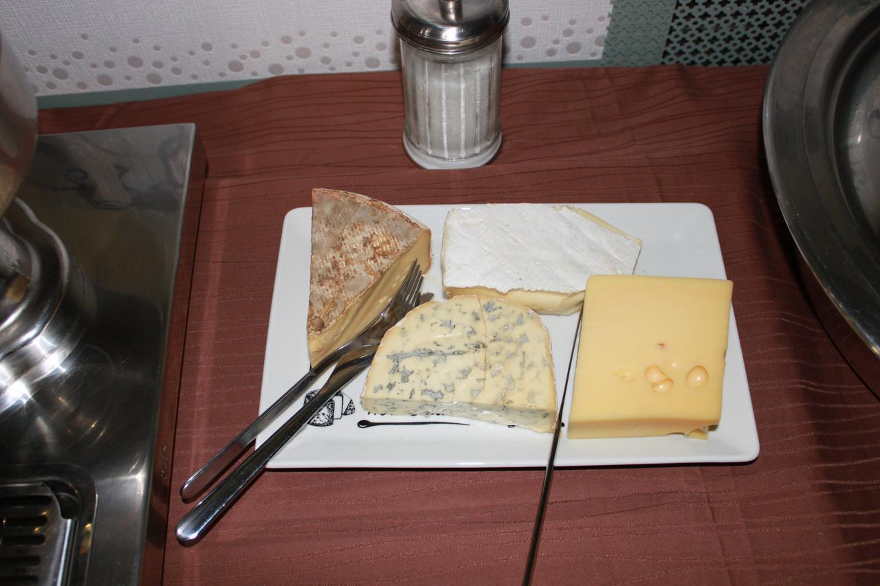 Logis Hotel Restaurant De La Dore Vertolaye Екстер'єр фото