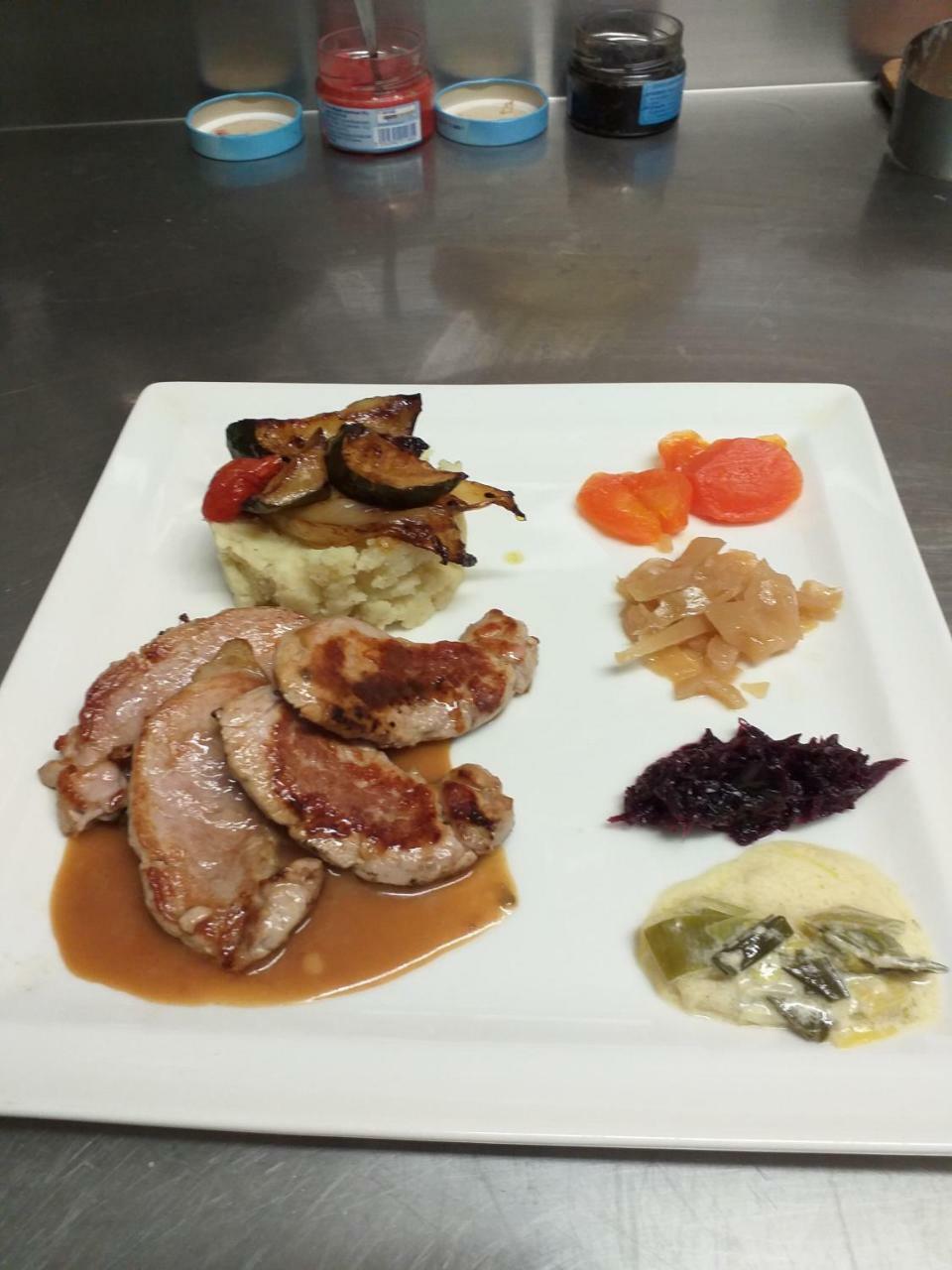 Logis Hotel Restaurant De La Dore Vertolaye Екстер'єр фото